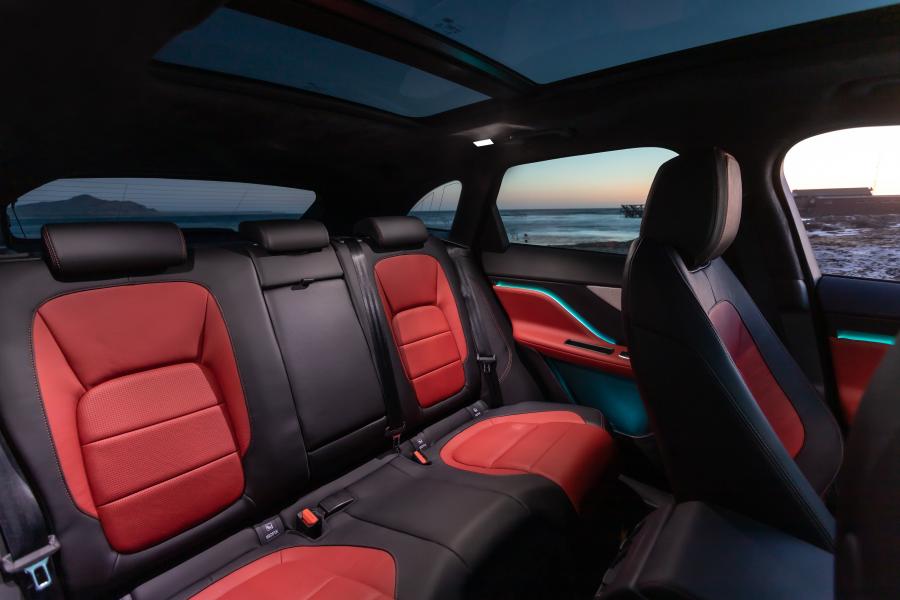 Интерьер Jaguar F-Pace 25d AWD Chequered Flag 2020 года  (ZA) (фото 4 из 37)